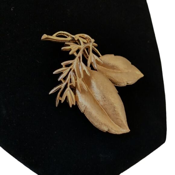 Sarah Coventry Leaf Brooch Branch Pin Sea Whispers Gold Tone Baroque Rococo 60s. - Picture 4 of 16